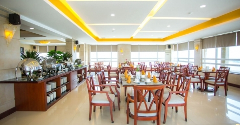 Khu vực bàn ăn trong nhà hàng